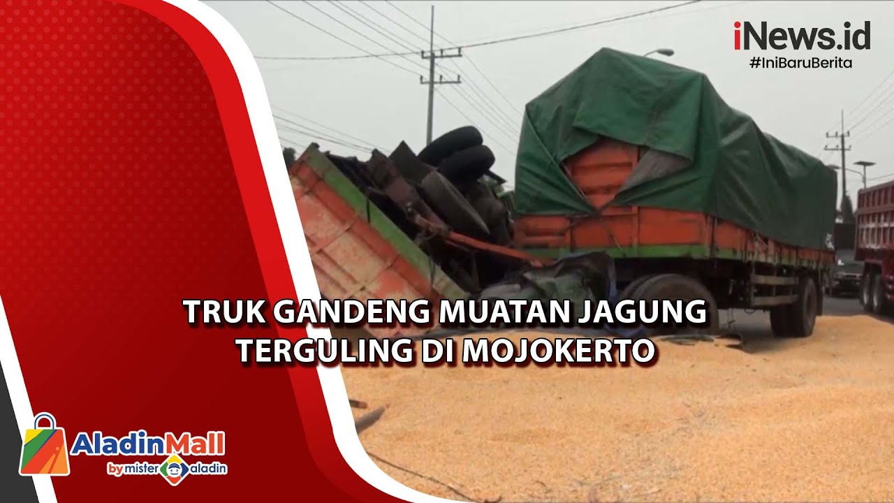 Detik-Detik Truk Gandeng Muatan Jagung Terguling di Mojokerto