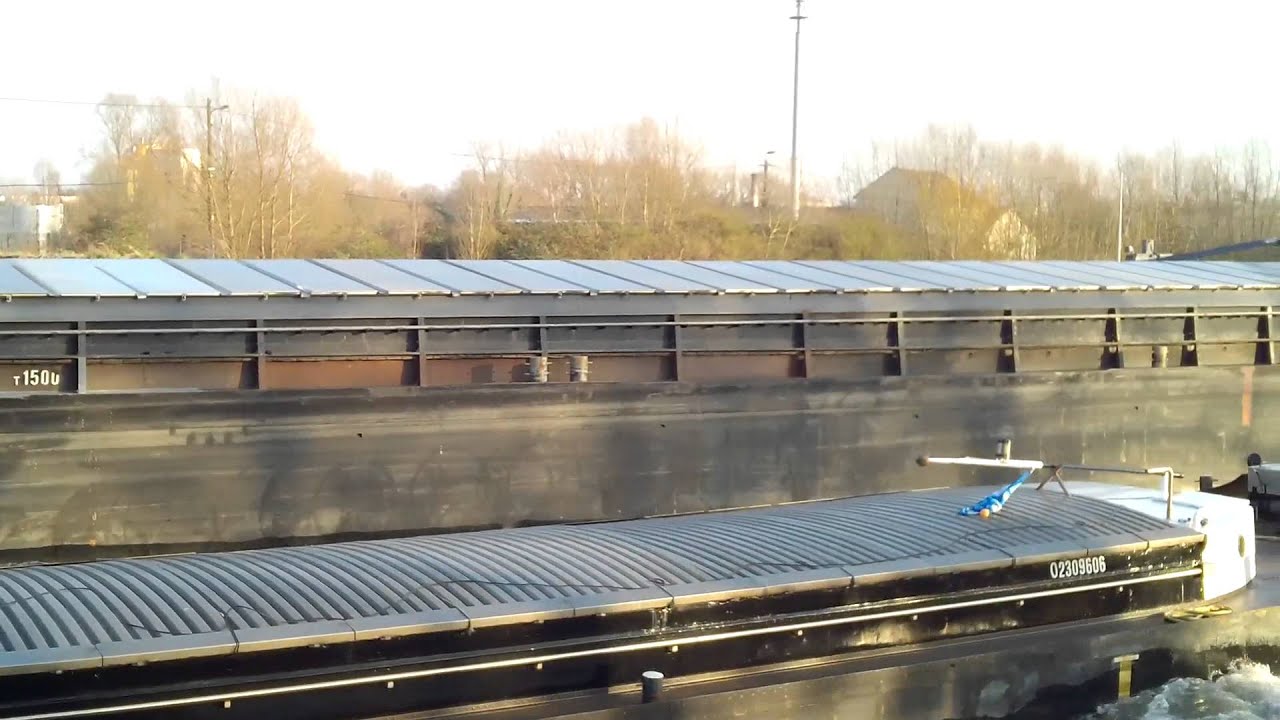 Valenciennes - Trafic sur le canal de l'Escaut.