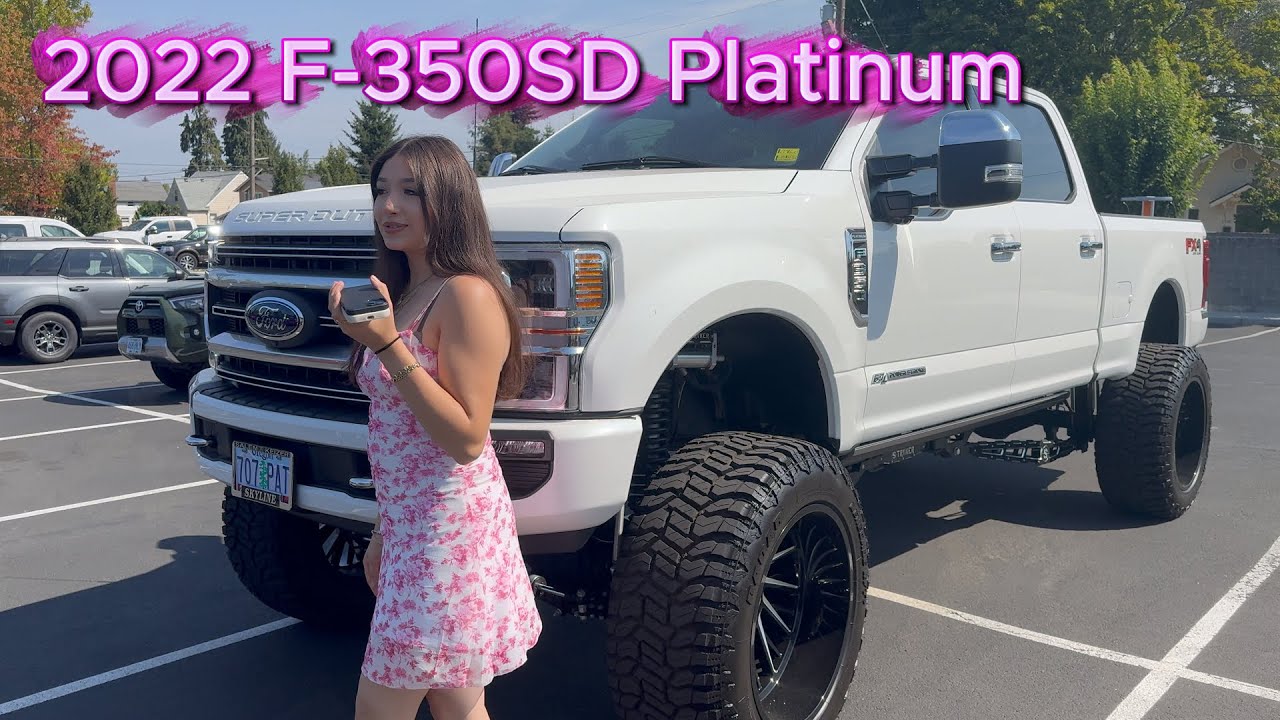 😍 Прекрасная модель демонстрирует мощный Ford F-350 Platinum 2022 года 🔥