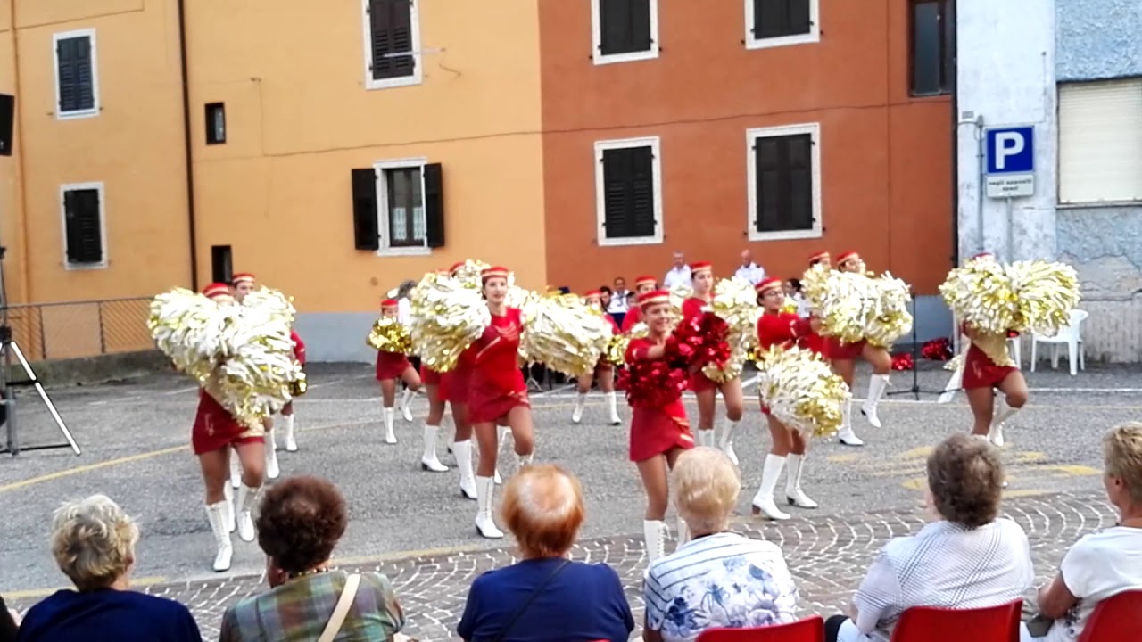 Piazza di Noarna - Le Majorettes con pom pon in 
