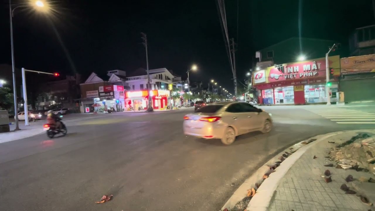 Traffic 233 Hai Thuong Lan Ong(Ha Tinh City) at 19:40 pm