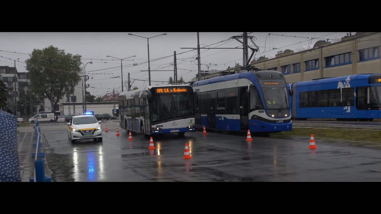 Pokaz hamowania tramwaju, autobusu i samochodu