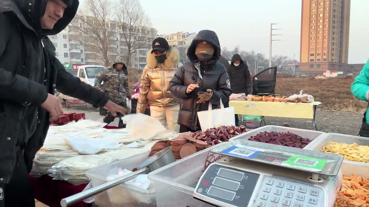 哈爾濱趕大集賣春餅，幹完大集，又乾下午場，餓得不行街邊啃雞腿，真香啊#摆摊  #創業 #哈爾濱 #哈尔滨早市 #早市 #大集