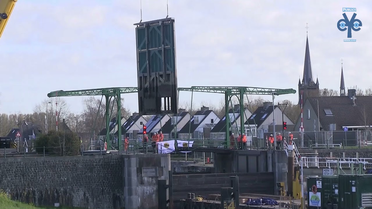 Video: Eerste sluisdeur gehesen uit de Koninginnensluis