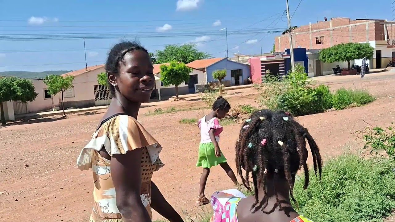 Edineide passeando com as crianças em Cachoeirinha PE 