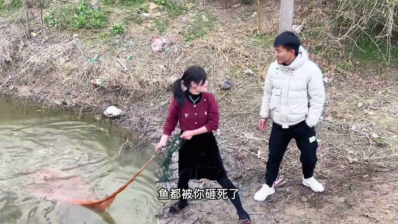 兵嫂在坑里捕鱼，小兵来捣乱，还用渔网拉兵嫂，爸爸气的暴揍小兵