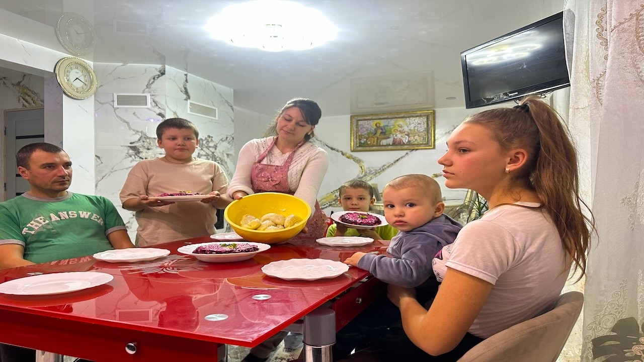 Carpathian Family Life: Hardworking Mother, Four Children & Traditional Village Cooking 🏔️🔥🪵