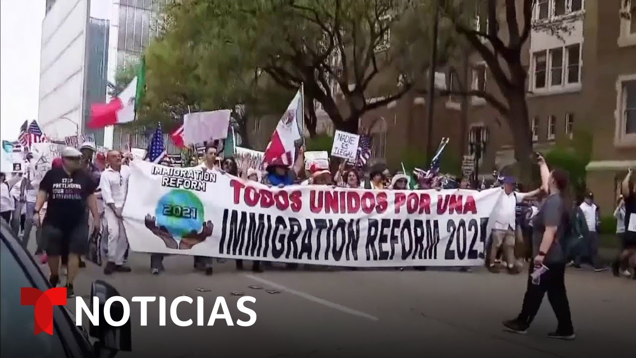 Miles de personas reclaman en Dallas un trato más humano hacia los inmigrantes | Noticias Telemundo