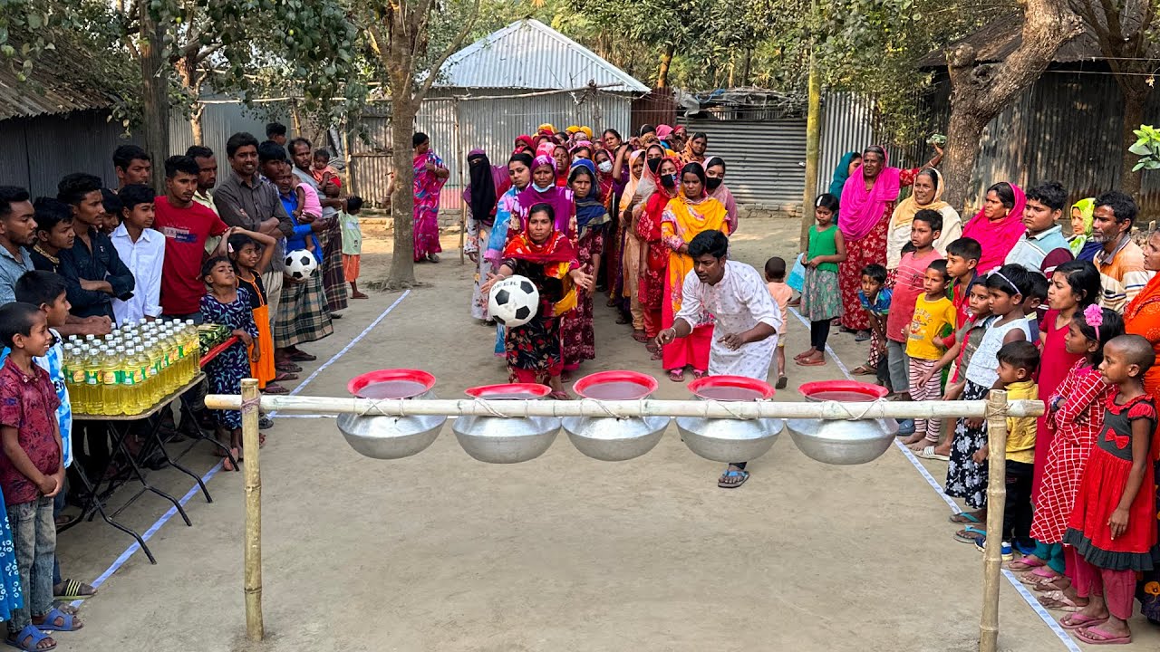 যতো গুলো বল ততো লিটার তেল। নতুন গ্রামে মহিলারা ঝুলন্ত পাতিলে বল ছুড়ে তেল জিতে নিলো। Funny Game