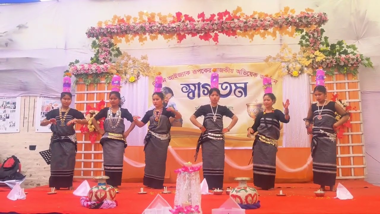 পাহাড়িদের ঐতিহ্যবাহী নাচ