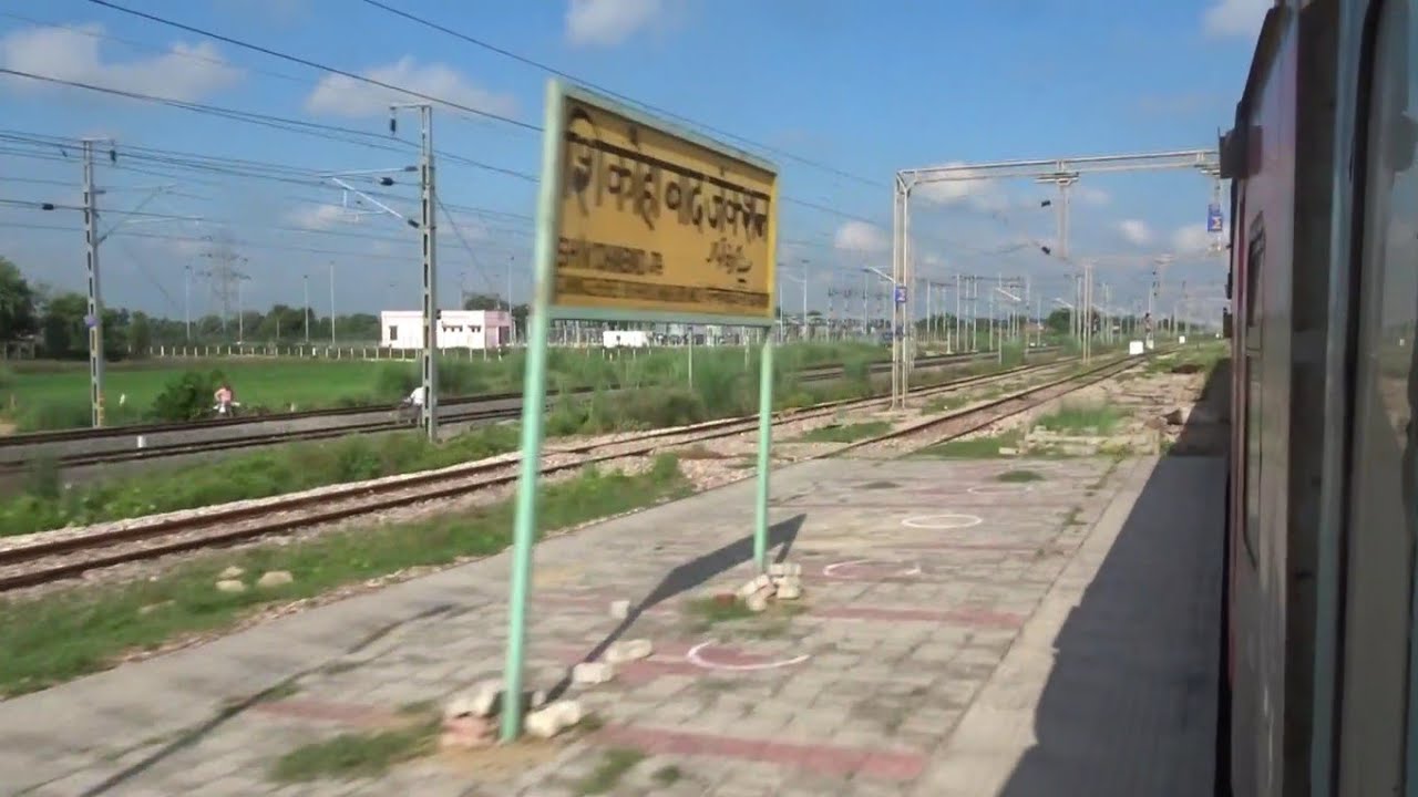खतरनाक तेज़ रफ्तार से शिकोहाबाद को उड़ाते हुए निकली भुबनेस्वर राजधानी एक्सप्रेस।।