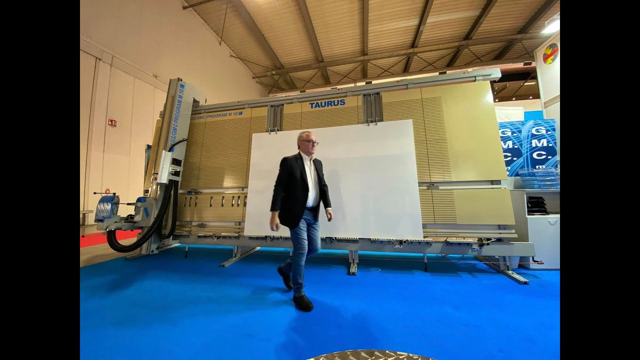 Piła panelowa pionowa z mechanizmem pozycjonowania płyt panelowych na blacie pilarki M10 Taurus