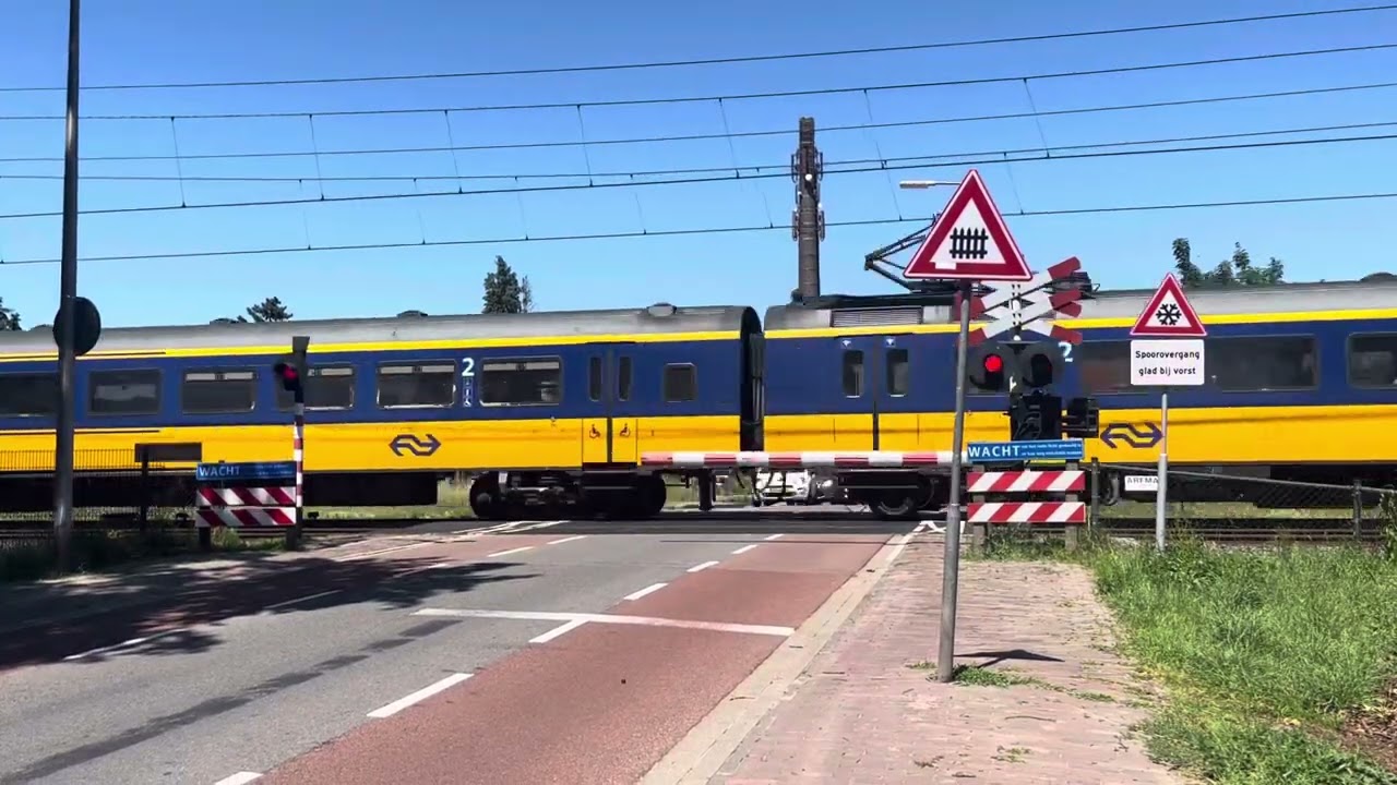 Bathmen spoorwegovergang/railroad crossing (NL)