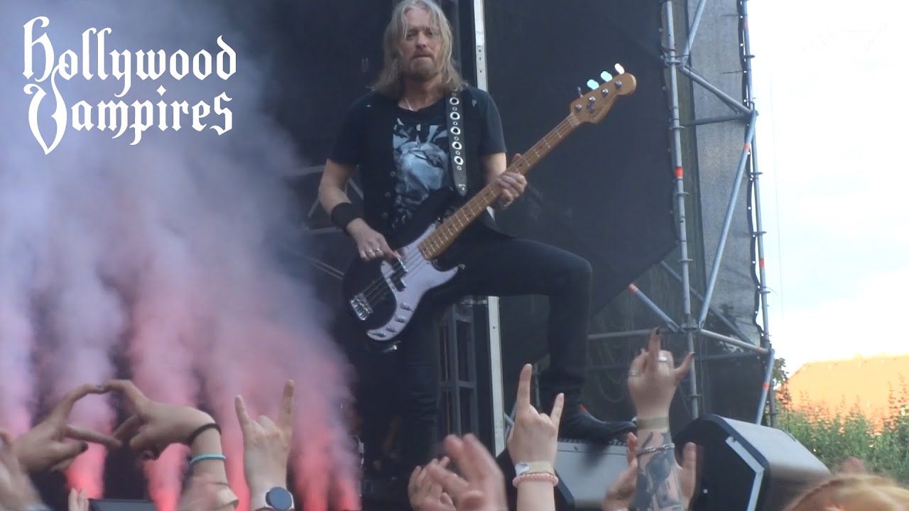 Hollywood Vampires Live - Bass Solo (Chris Wyse) - Train Kept A Rollin'