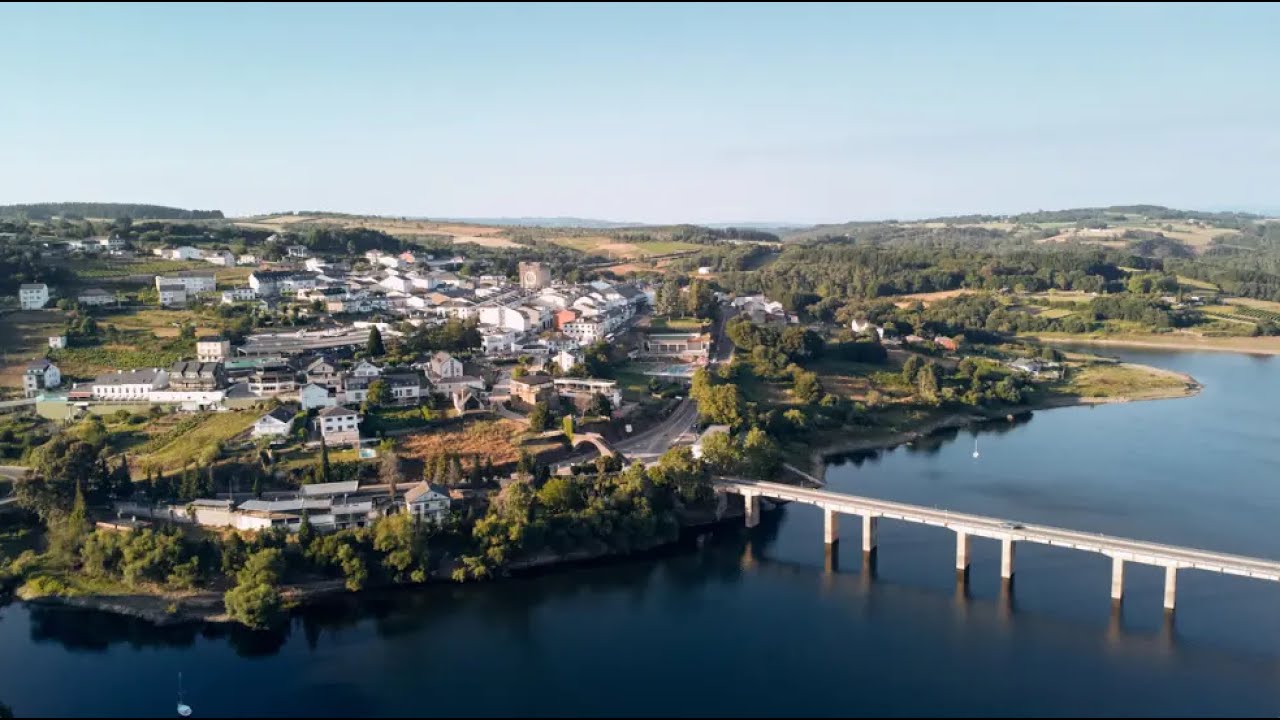 🚁 Impresionante vuelo de dron sobre Portomar&iacute;n, Galicia 🌄 | Vistas a&eacute;reas 4K 🎥