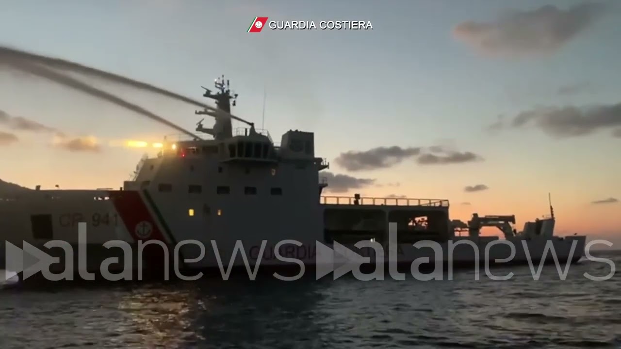 Incendio su un caicco a Lampedusa, tutti in salvo i 30 turisti
