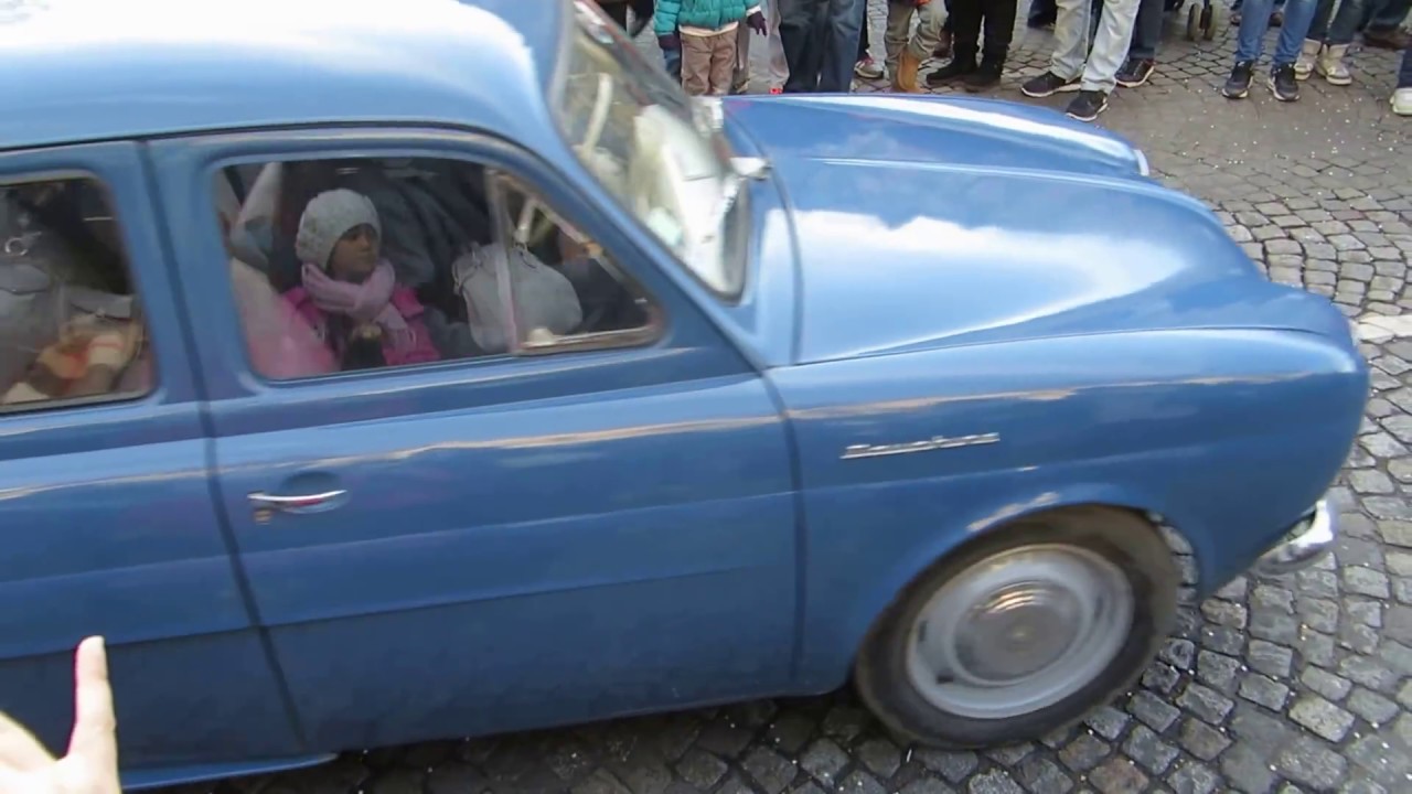 Classic cars take over the most beautiful avenue in the world !!! Paris