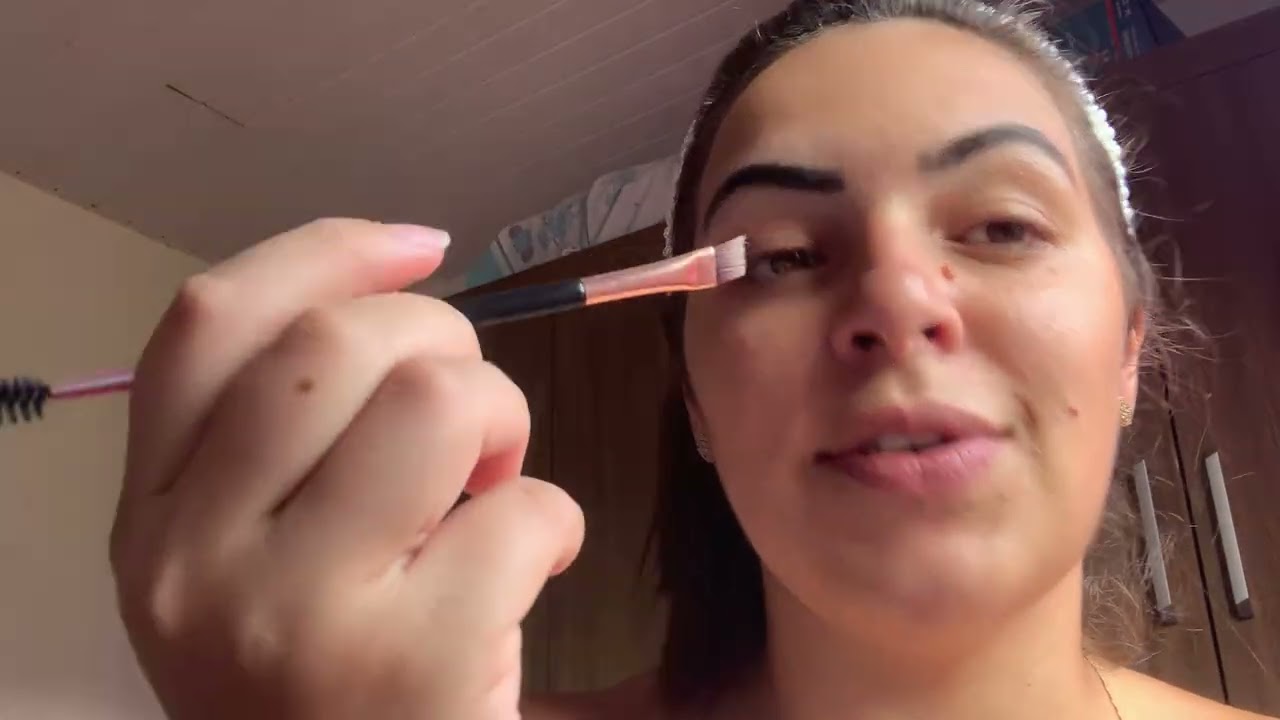 Ensinando como arrumar a sobrancelhas em casa com maquiagem.