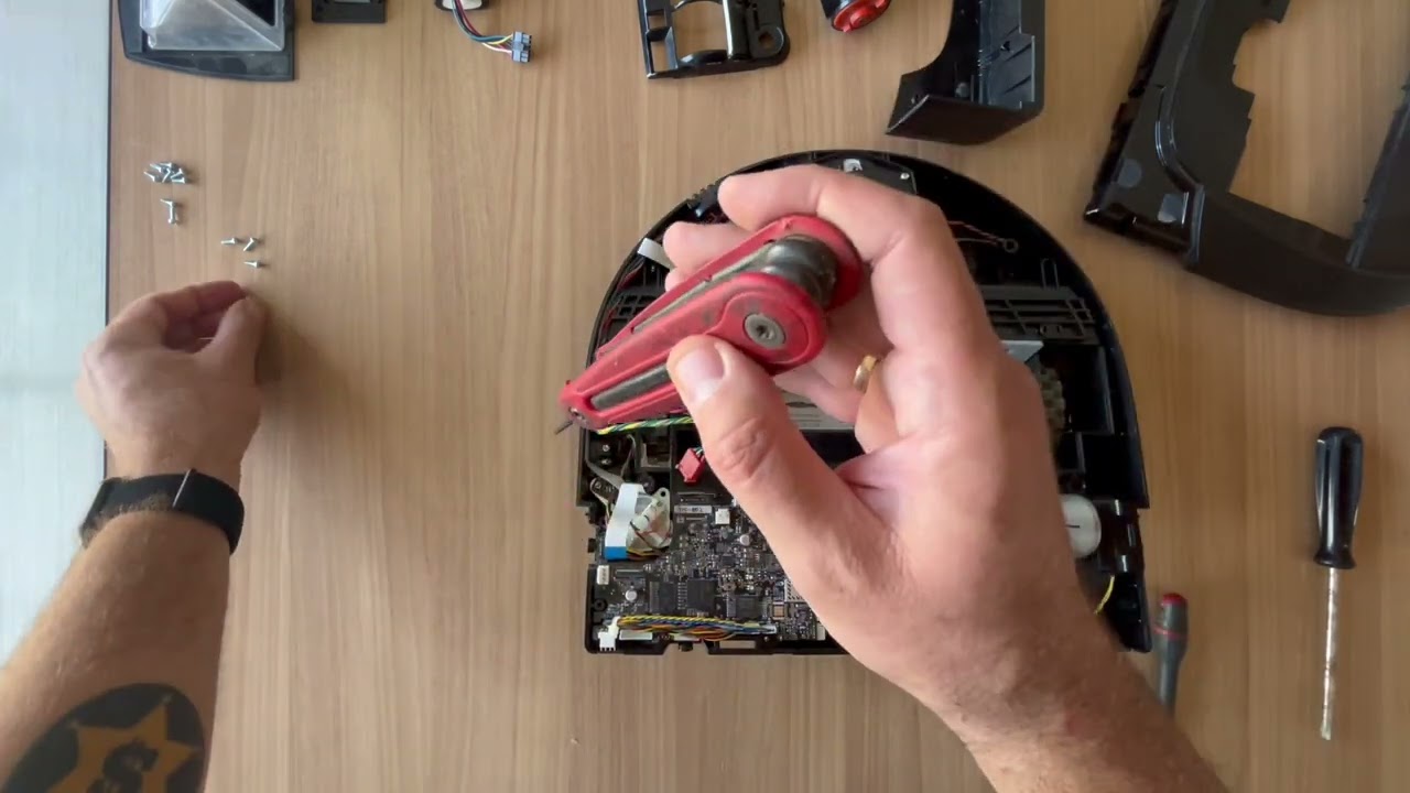 Les tutos de Mayo : Tuto vidéo réparation DIY brosse latérale Néato D5 Connected