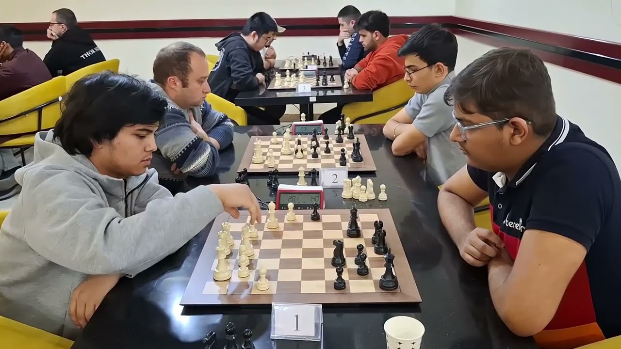 Gəncə Open Blitsin qalibi M.Suyarov (ağ) 4.58-ci dəqiqədə nə etsin?