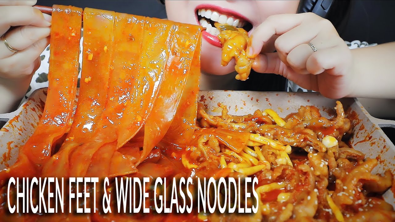 ASMR COOKING SPICY STIR FRIED WIDE GLASS NOODLES WITH CHICKLEN FEET AND MUSHROOM | LINH-ASMR