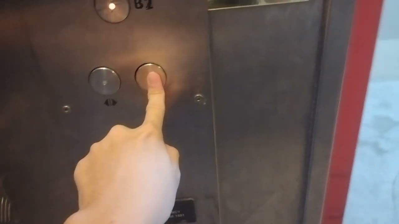 Suntec City - Mitsubishi Service Elevator Lift E132