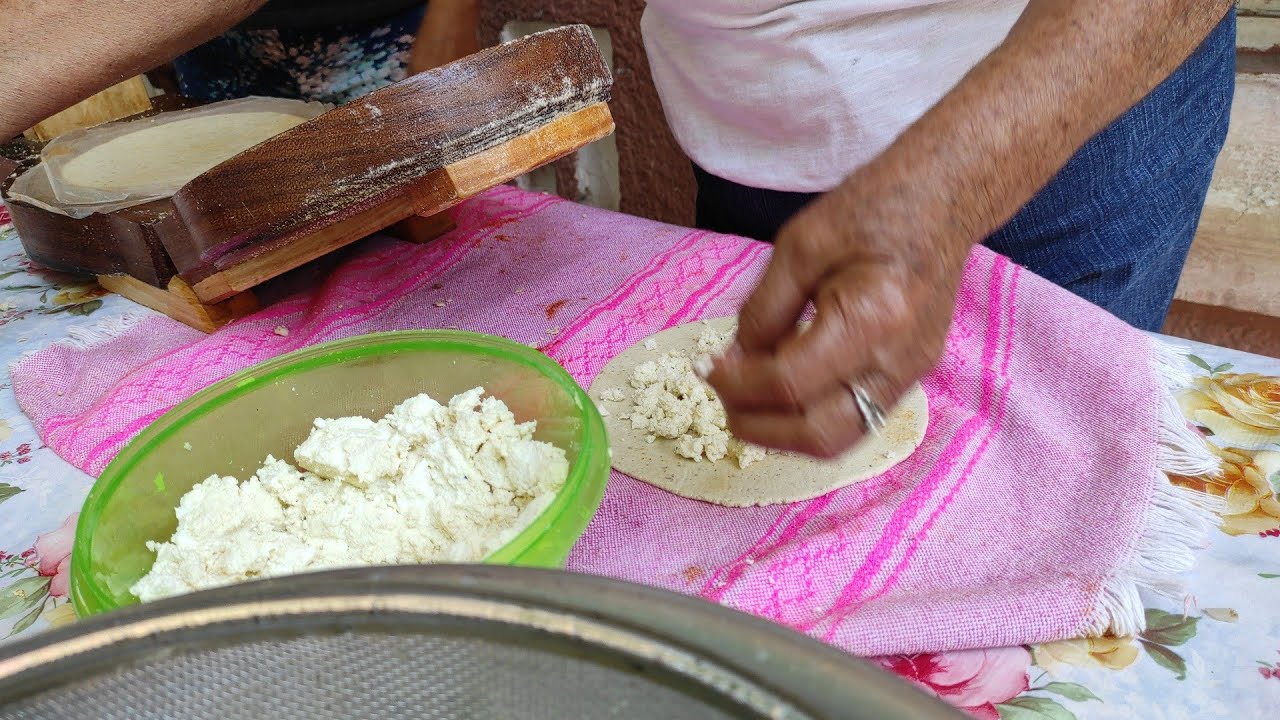 Así se prepara la masa para los sopes/ 
