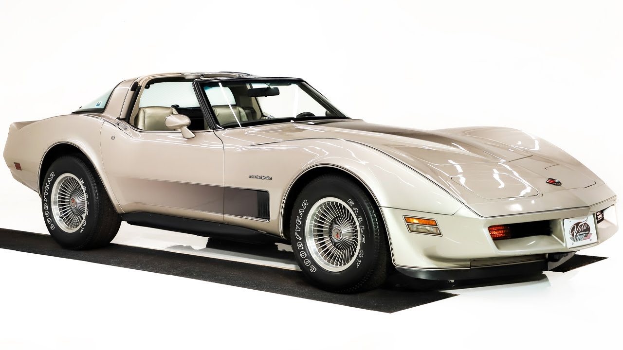 Коллекционная версия Chevrolet Corvette 1982 года продаётся в Volo Auto Museum (V22058)