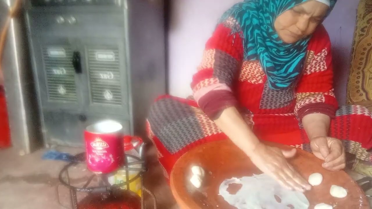 في البادية : مرحبا بيهم 🫠باب داري ديما مفتوح 🔓 لجا مرحبا ولي مشا الله يسهل عليه 😐