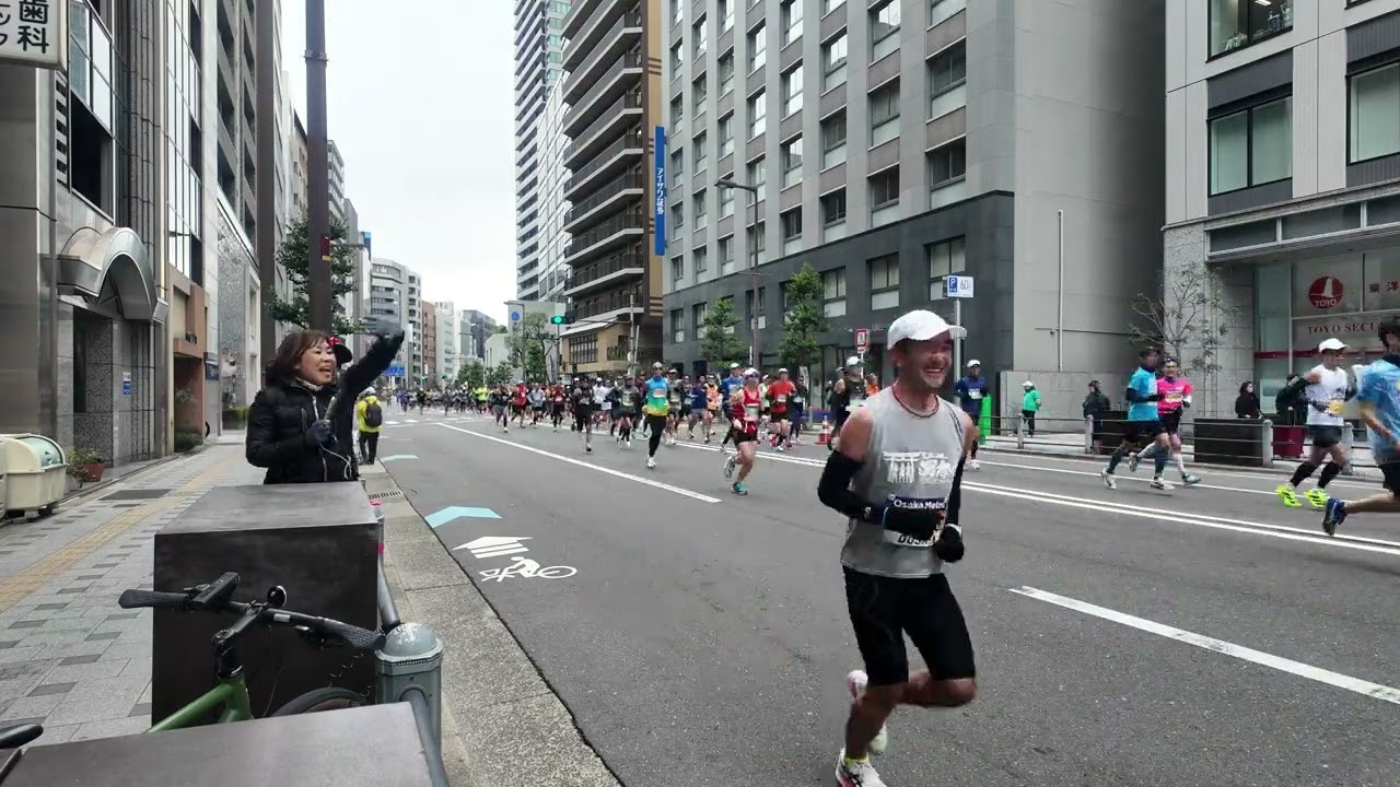 大阪マラソン2025 北浜2交差点付近（7〜8kmあたり） ほぼ全ランナーを撮影