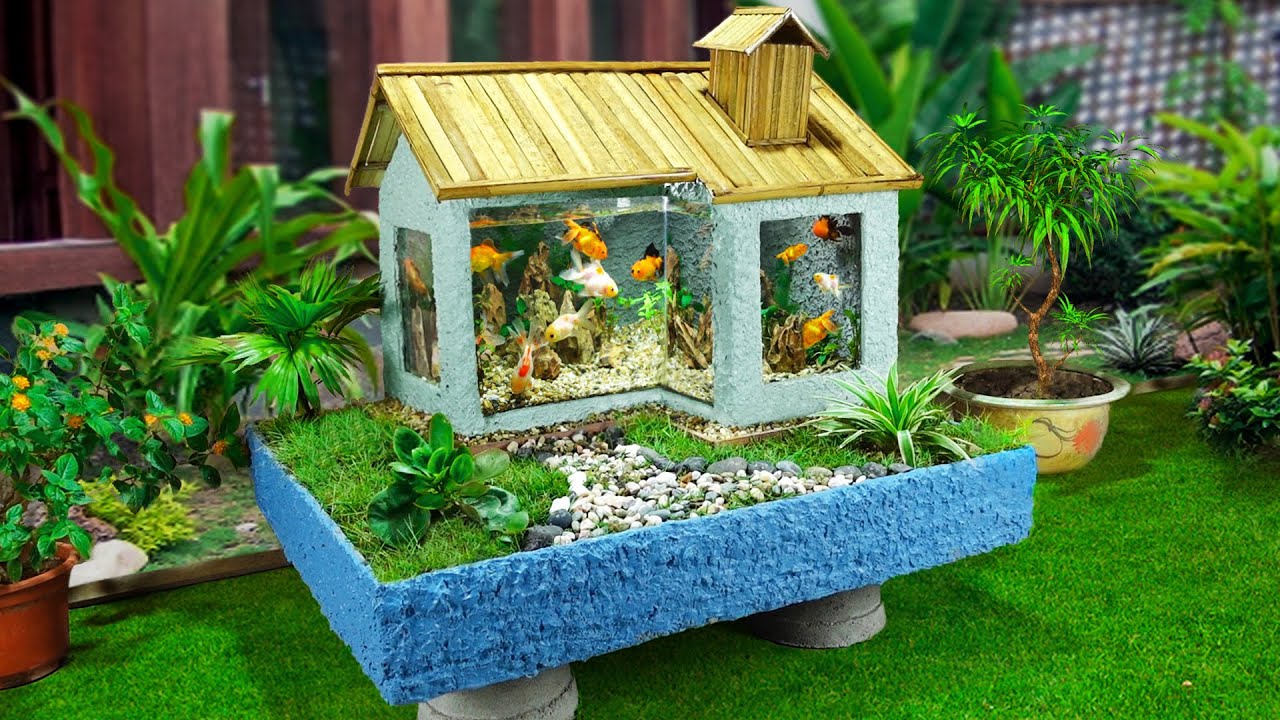 The combination of cement and bamboo makes a very beautiful fish tank