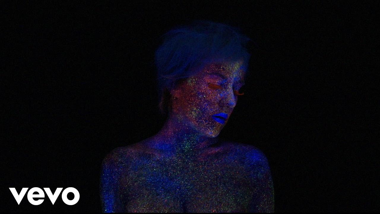 Nina Kraljić - Snijeg (Official Video)