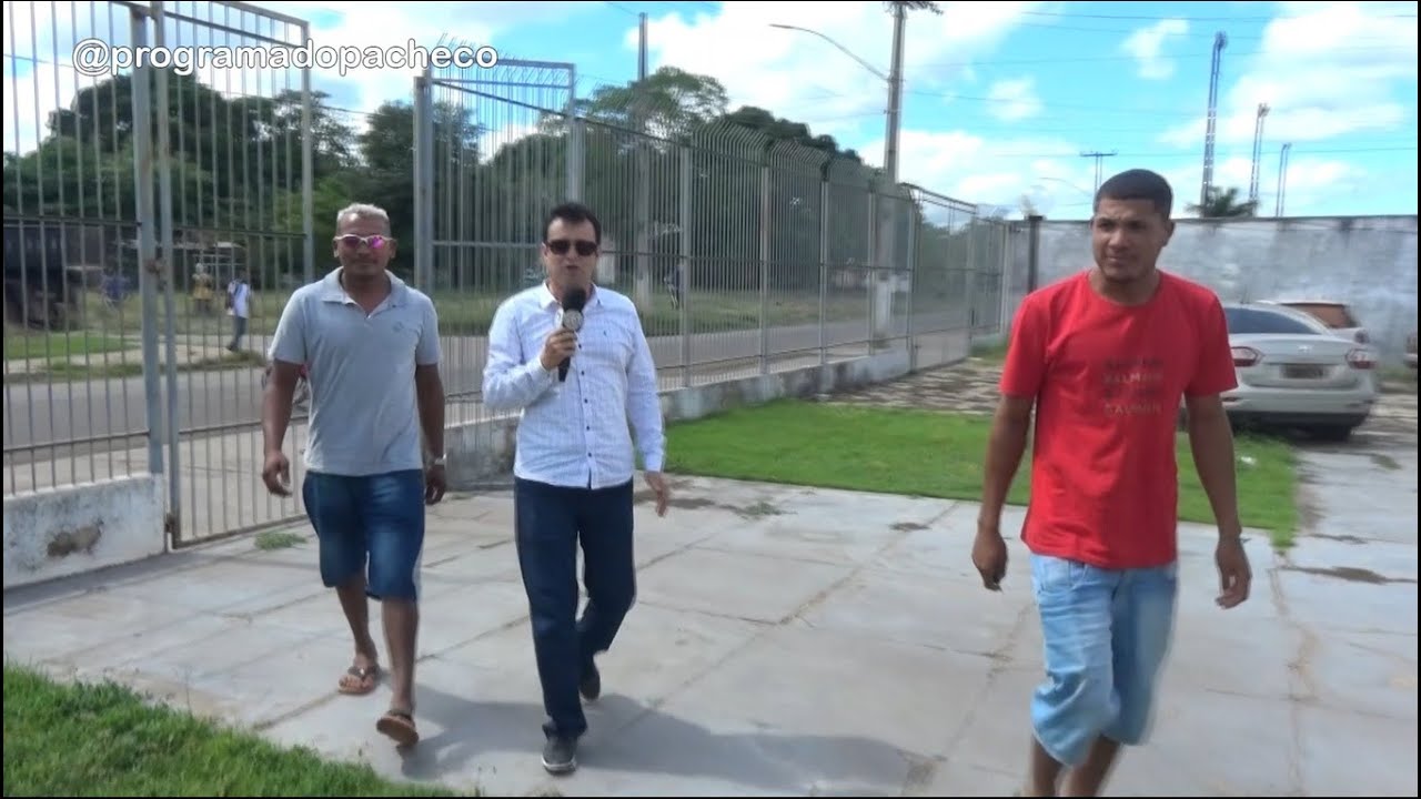 DOIS BANDIDOS COLOCA ARMA NA CABEÇA DE UMA MULHER PARA TOMAR SUA MOTO.