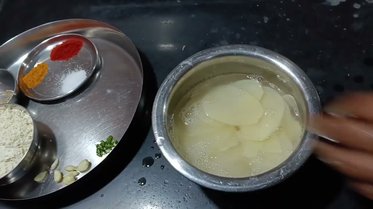 झटपट तयार होणारी बटाटा भजी
