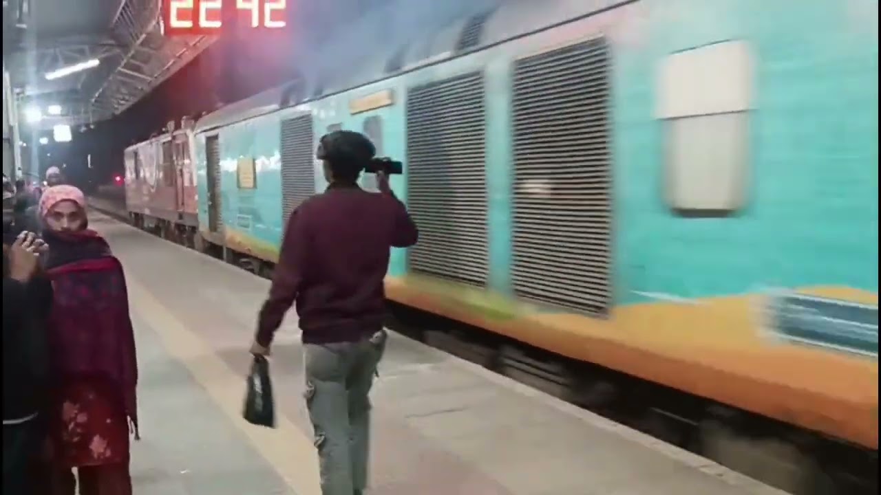 Alwar Junction Night View | Rajdhani Skip & 19411 Sabarmati–Daulatpur Chowk Arrival–Departure Update