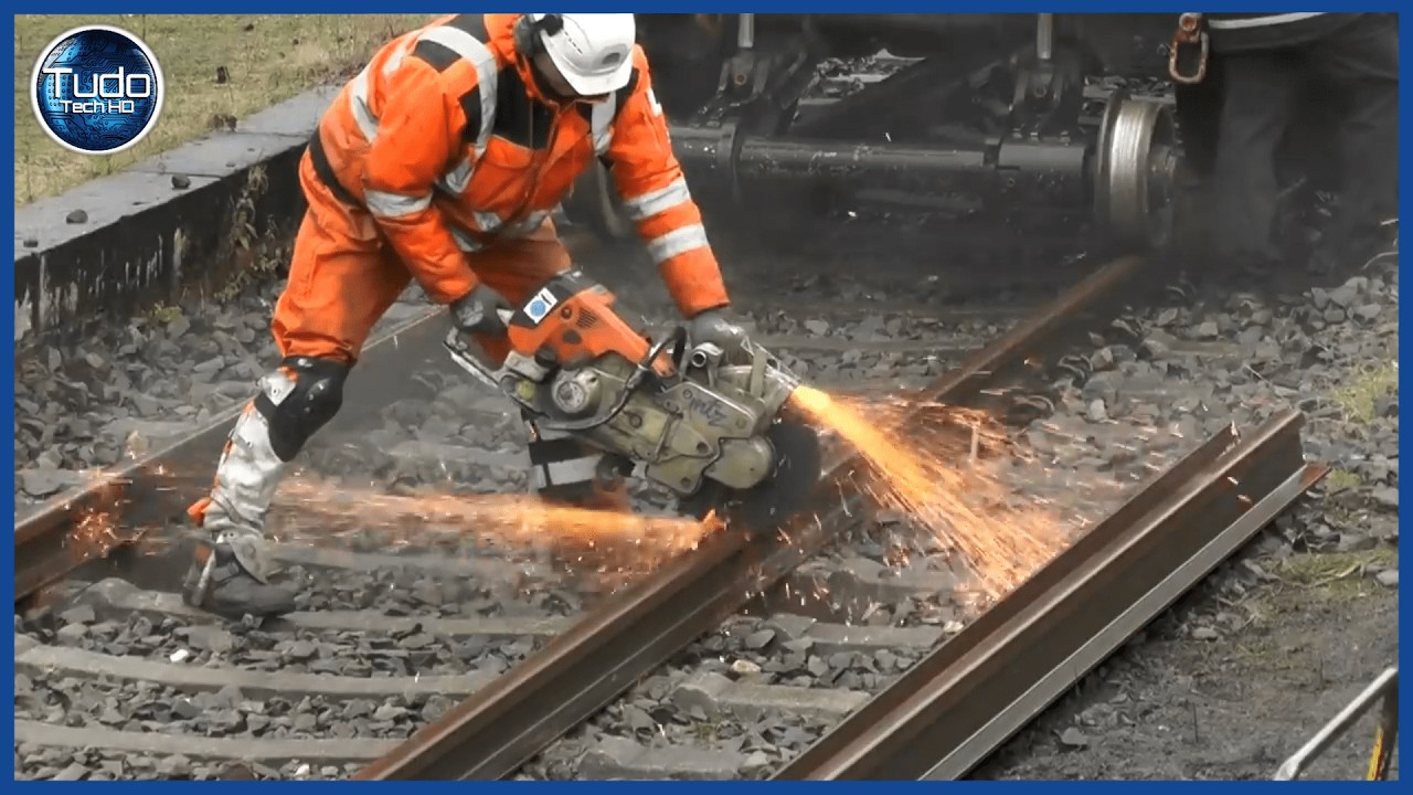 Incrível Processo de Manutenção de Trilhos Ferroviários - Como são soldados os trilhos do trem?