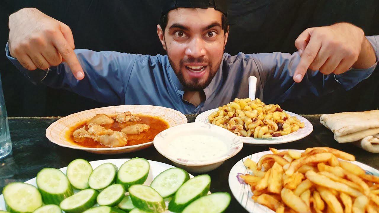 Eating Delicious Chicken Curry, Crispy Chips, and Spicy Macaroni - Relaxing ASMR