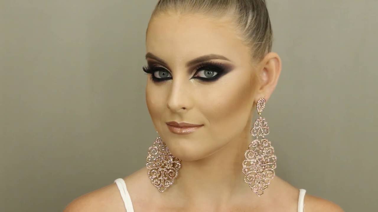 Tati Bueno Makeup Cut Crease