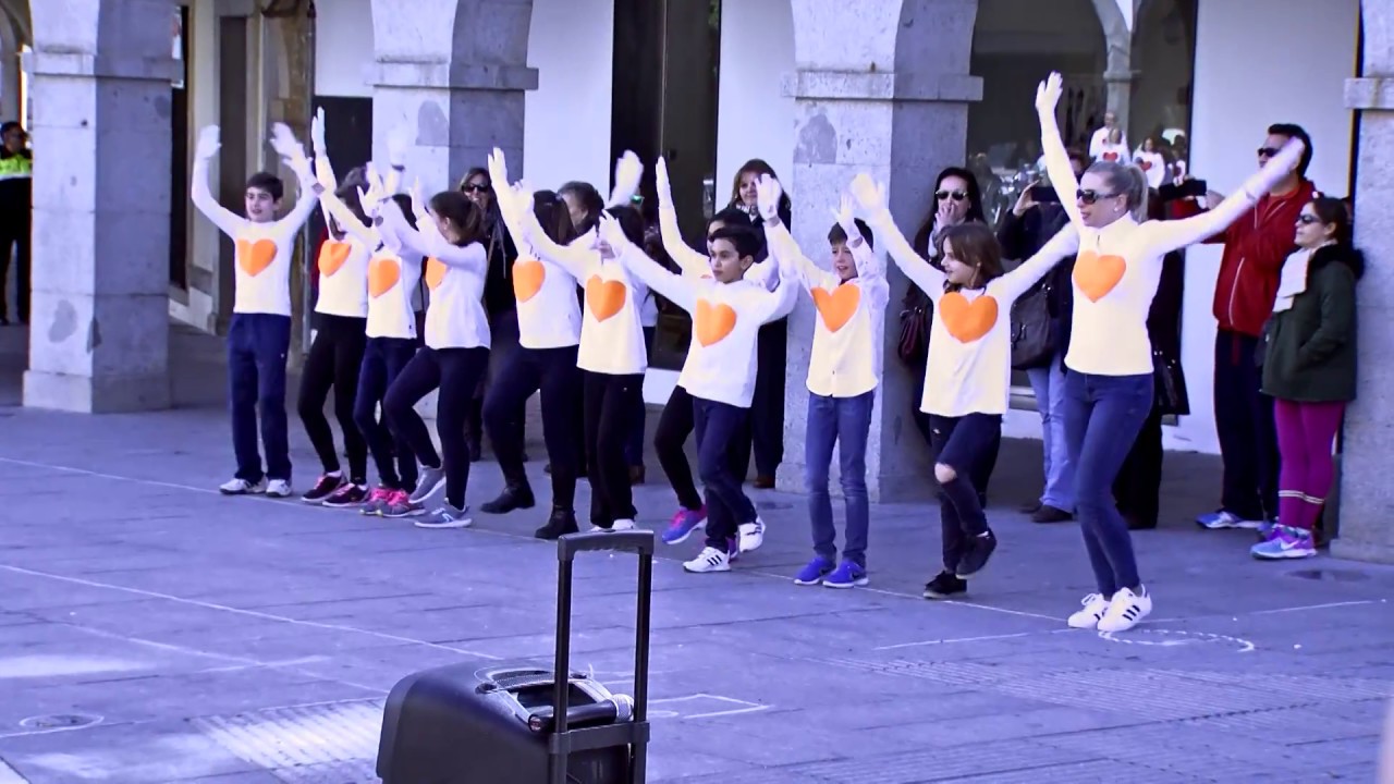 Los alumnos del Colegio el Pilar celebran el día de la Paz con un flashmob