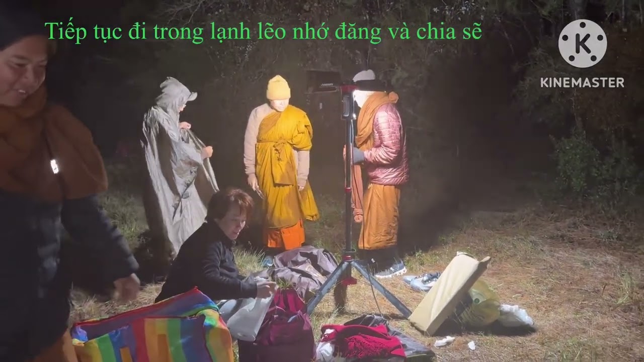 Mưa gió mạnh con đường của đoàn Sư Tuệ Nhân không biết lạnh lẽo sao 
