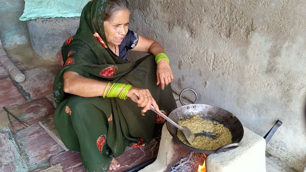 अम्माजी ने बनायौ बैंगन कौ भरता 😄😂🤣