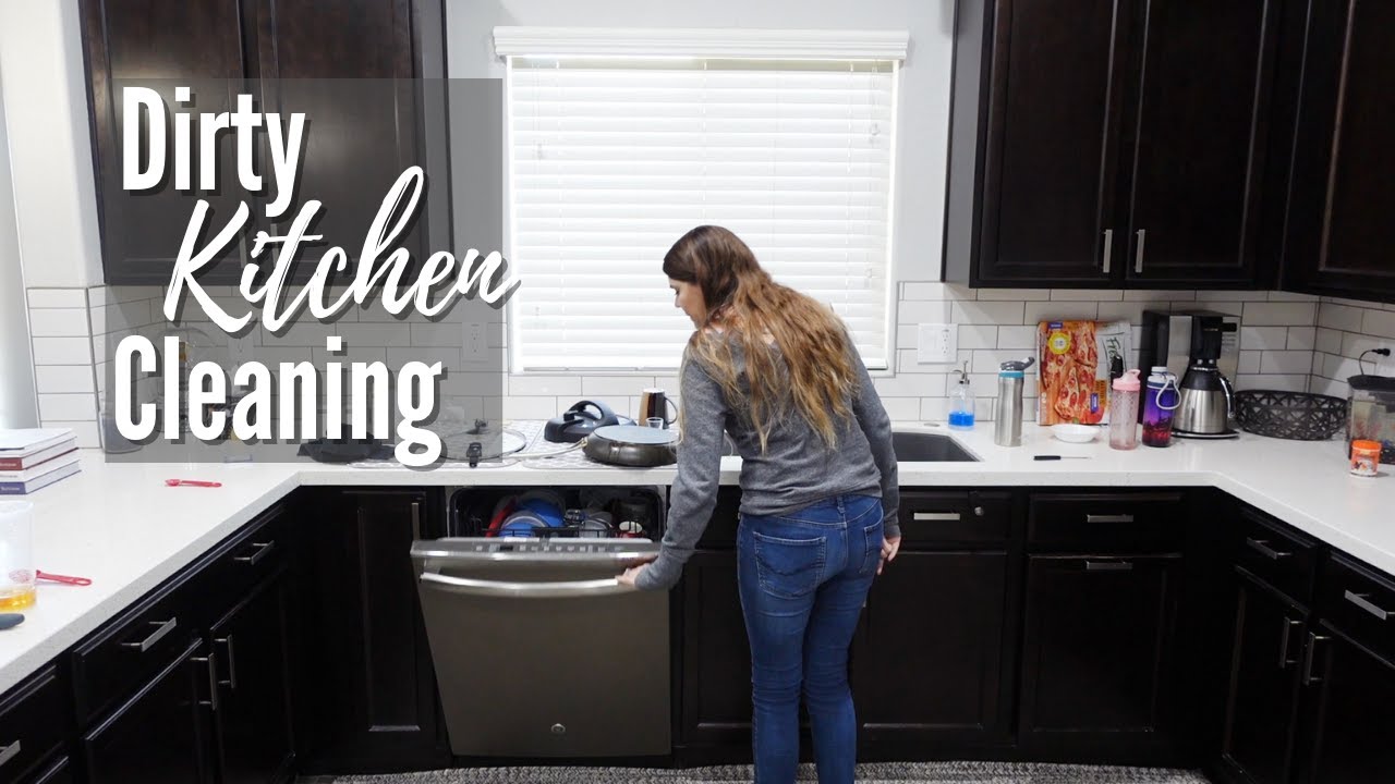 MESSY KITCHEN CLEAN UP // CLEANING MOTIVATION // CLEANING MOM