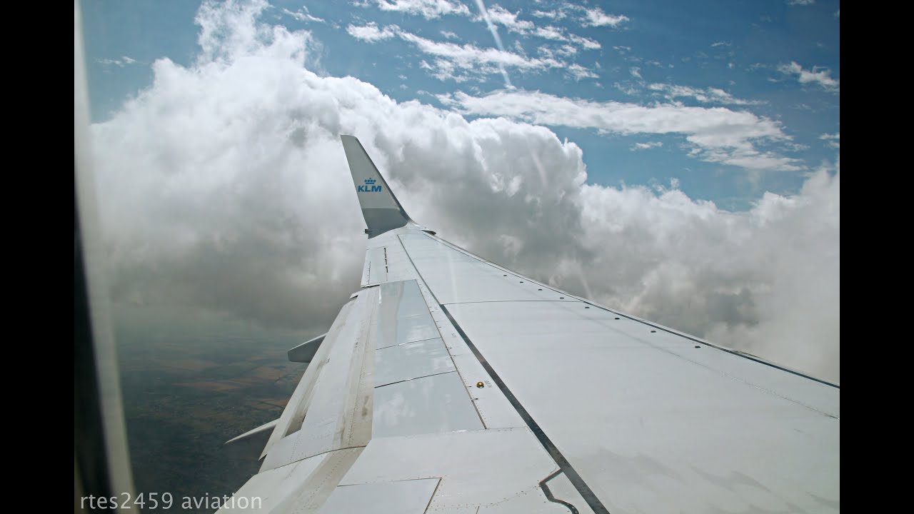 KLM Boeing 737-9K2 windy landing at Budapest airport [1080/50p]