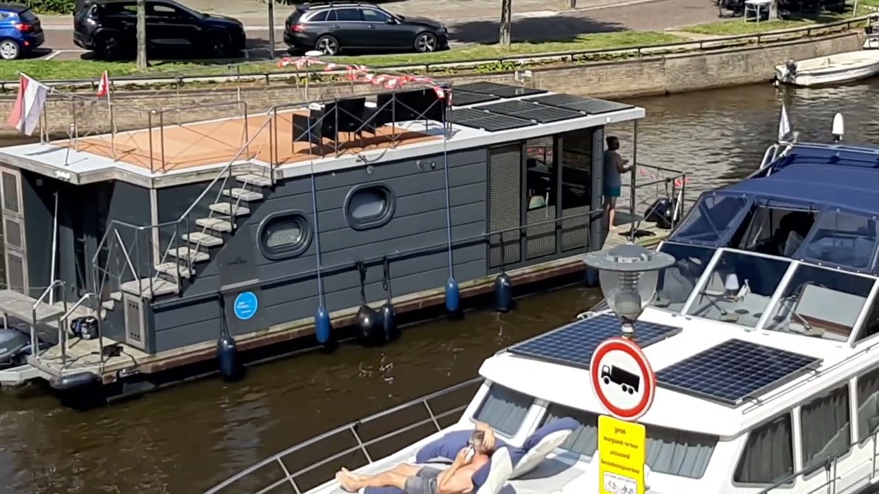 Boten in Sneek. Zomaar tijdens de Sneekweek