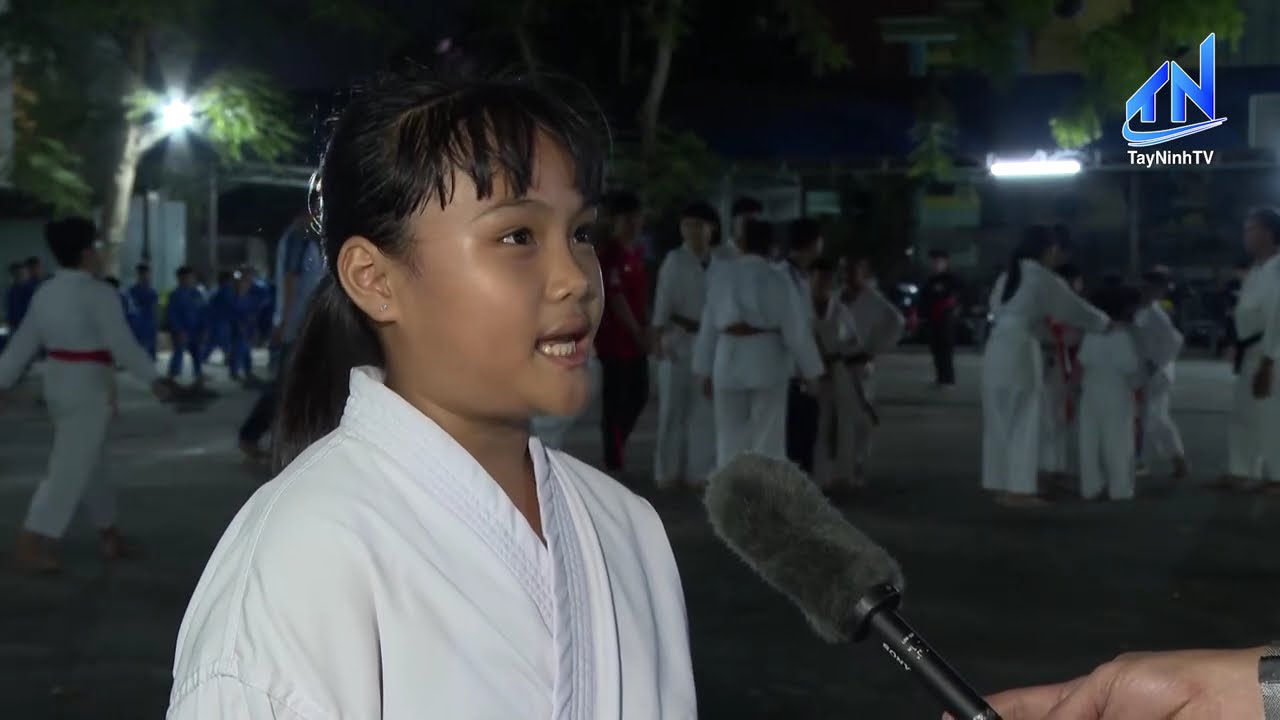 NGƯỜI THẦY LẶNG LẼ TRÊN SÀN TẬP KARATE