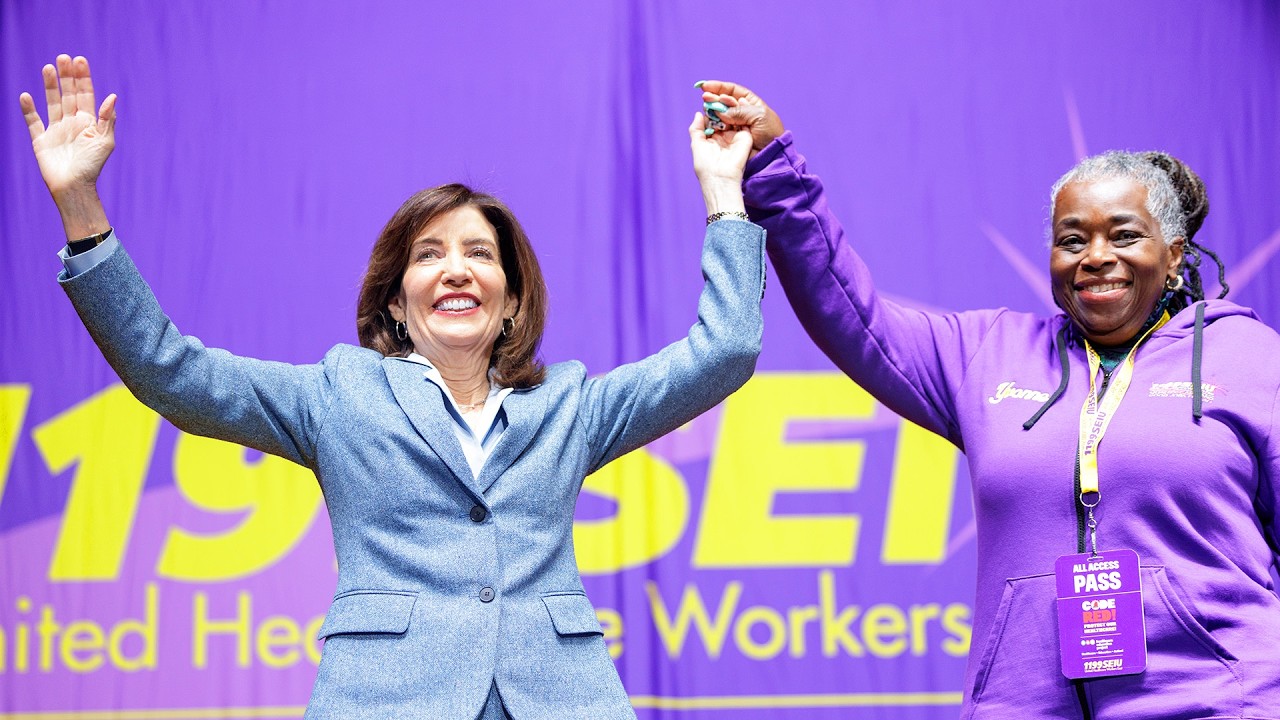 Губернатор Хочул выступил с речью на митинге профсоюза 1199SEIU.