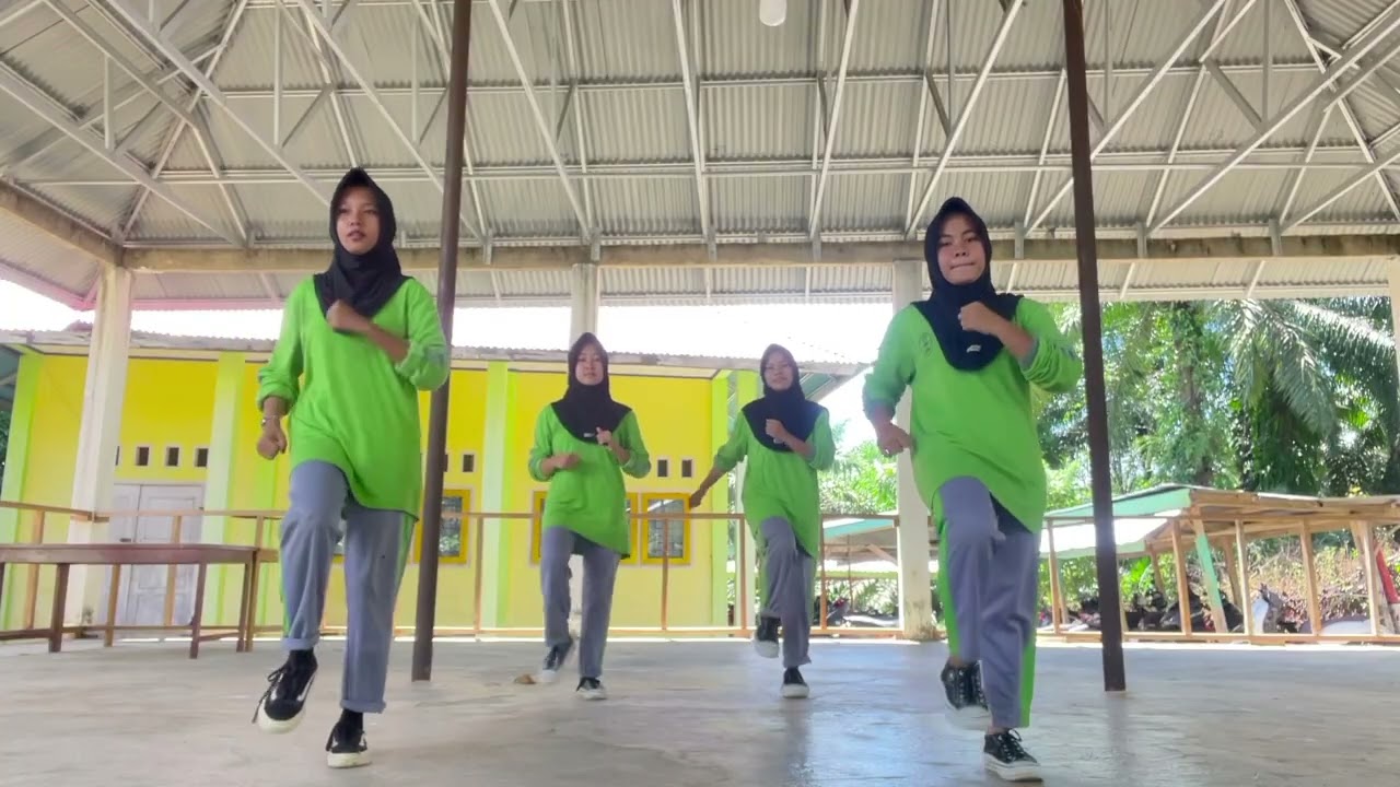 Ujian praktek senam Kelas IXB Kelompok 1  th 2026