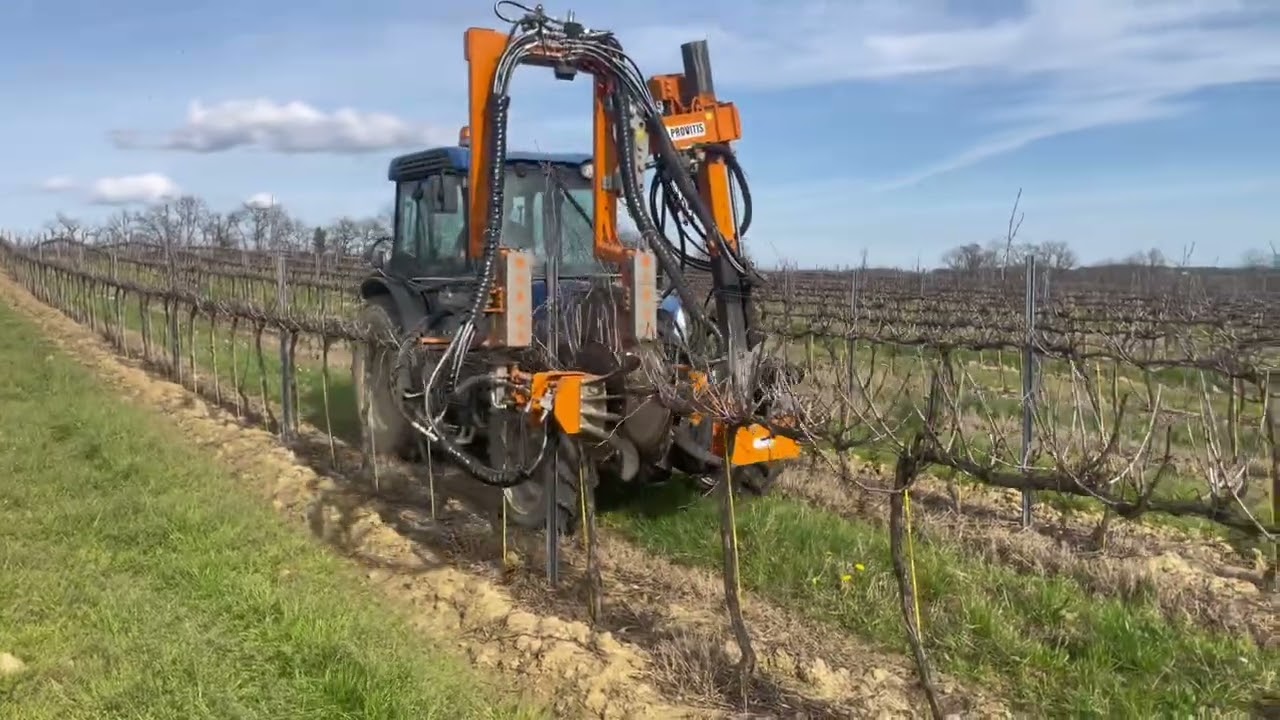 On continue de broyer et passer la taille rase #viticulture #newholland #masseyferguson 