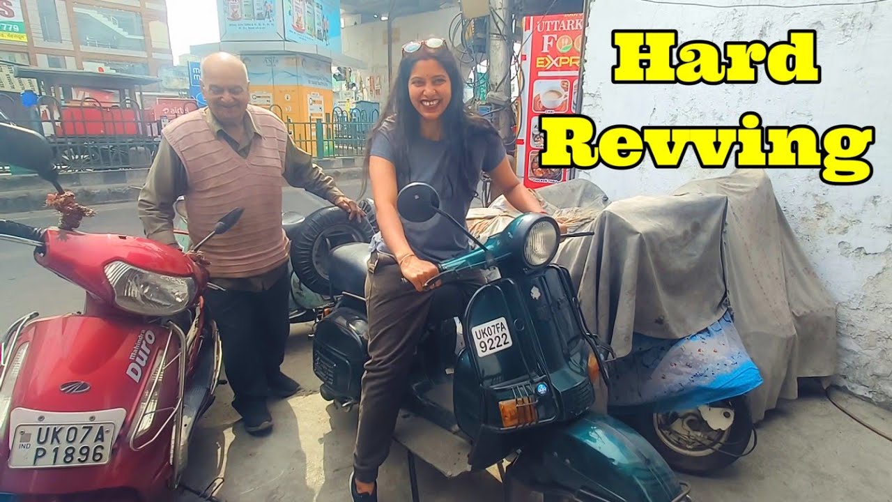 Girl Kickstart And Hard Revving Bajaj Chetak 🔥🔥🔥#bajajchetak  #oldscooter #vintagescooter #girlrider