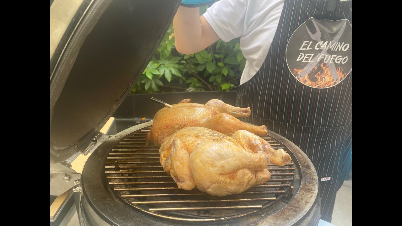 Duelo de pollos asados en kamado a baja temperatura #KamadoViajero con Joaquin Felipe de Atocha 107